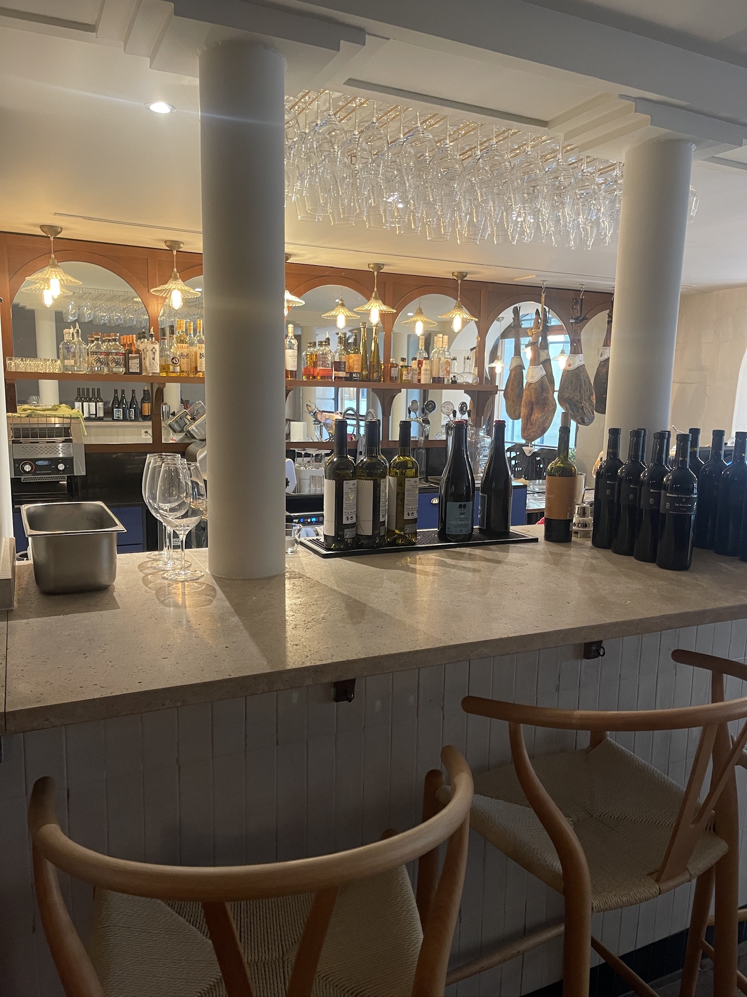 Bar et menuiseries cintrées de Bellota-Bellota