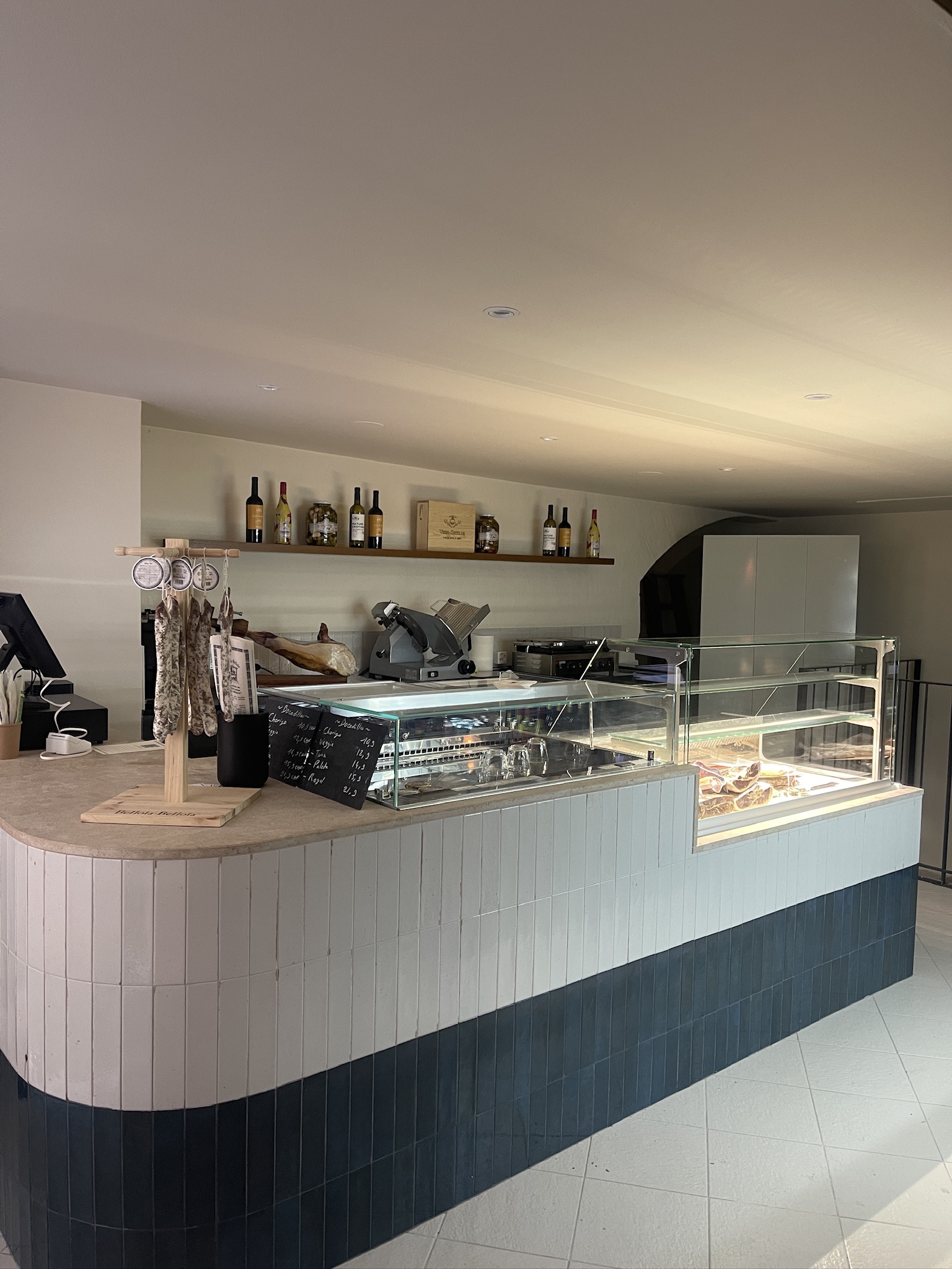 Comptoir et espace épicerie de Bellota-Bellota